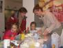 Desítky dětí si vyrobily například skládaná zvířátka či ozdobily papírová vajíčka voskovkami, vodovkami, krajkami a barevnou rýží. Vedle dílny byl stánek s výrobky šikovných maminek, které darovaly své výtvory k prodeji. (15. března 2008)